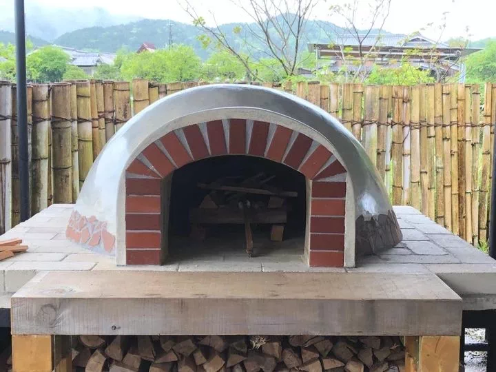 廃材で手づくりした薪ピザ窯「Wonder Pizza Oven」のイメージ